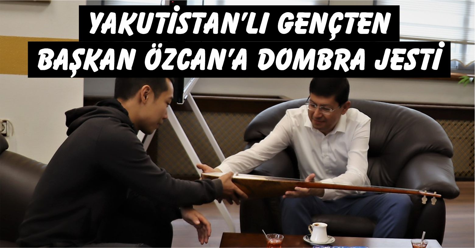 Yakutistanlı gençten Başkan Özcan’a dombra jesti