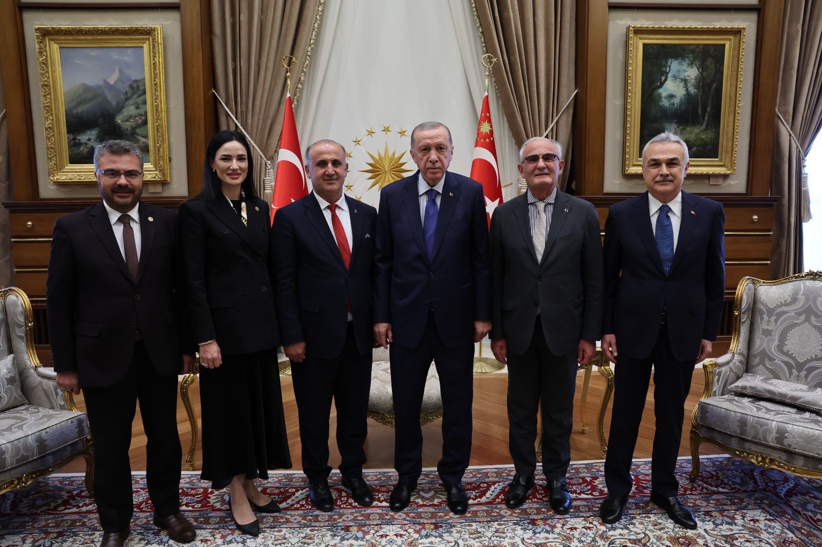 Rozetini,Erdoğan taktı