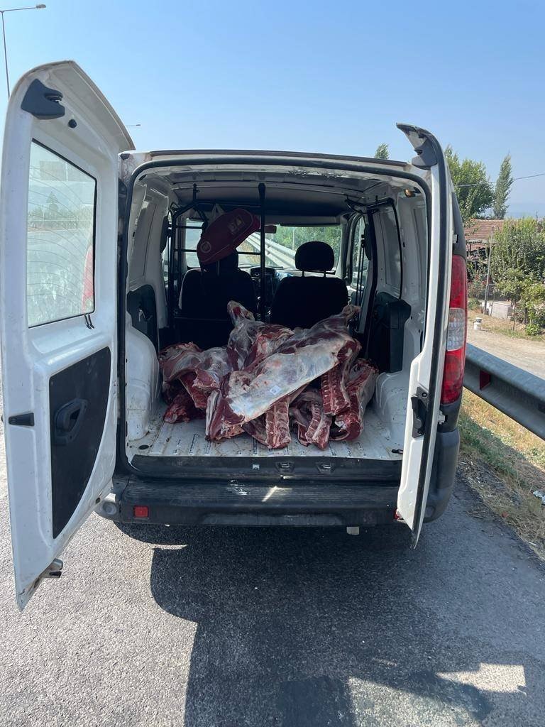Aydın’da, sağlıksız şartlarda taşınan 300 kilo et yakalandı